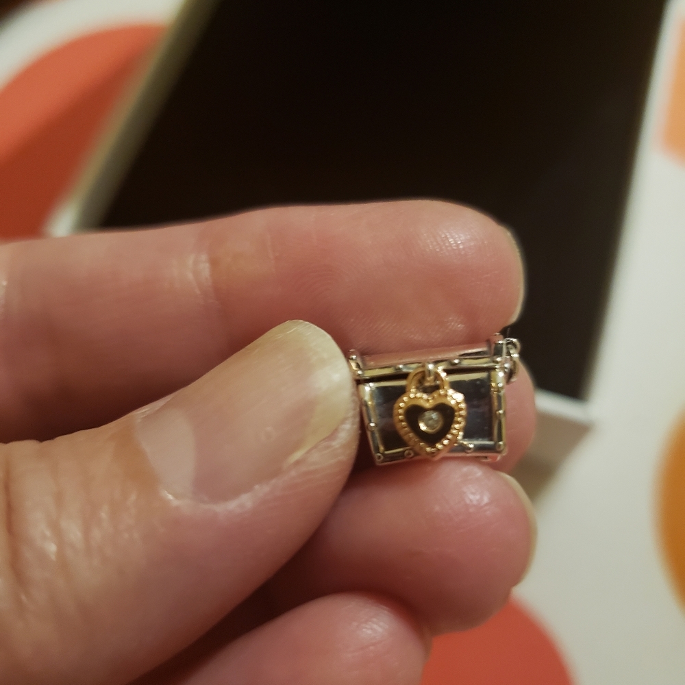 Pandora - Picture 6 of 8